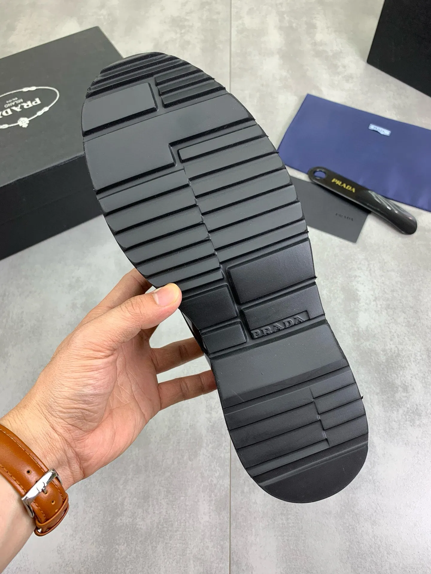 Factory price P880 💰Original quality, top version🔱 ＰＲＡＤＡPrada. Men's business casual leather shoes, top quality products. 1:1 shipment⬆️Luxurious and noble👞All imported original brand fabrics, just to create a more comfortable wearing experience. Upper: Original comfortable open edge bead-rubbed calf leather➕Top imported water-dyed full cow lining, original lightweight and comfortable TPU foam combination bottom✔️Code number: 39-44 (38.45 can be customized)